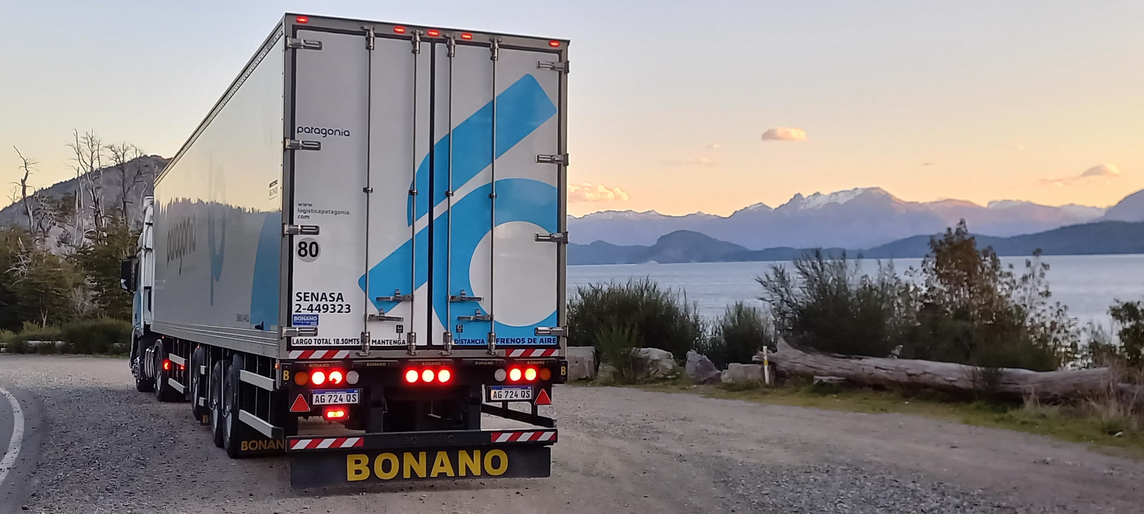 Camión de Logística Patagonia en ruta patagónica al atardecer
